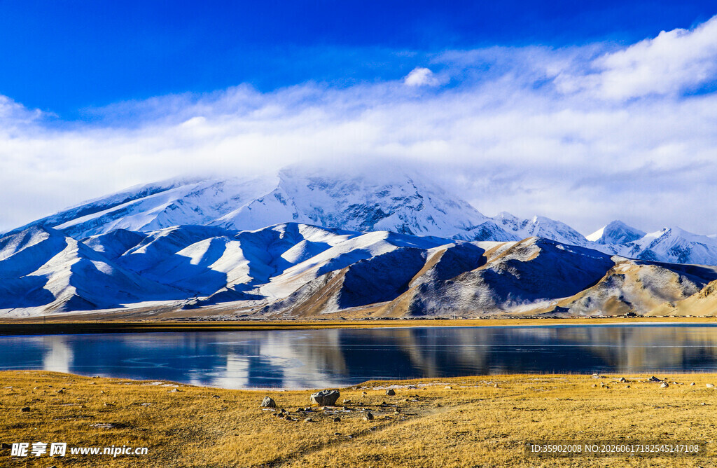 雪山下的静谧湖泊美景
