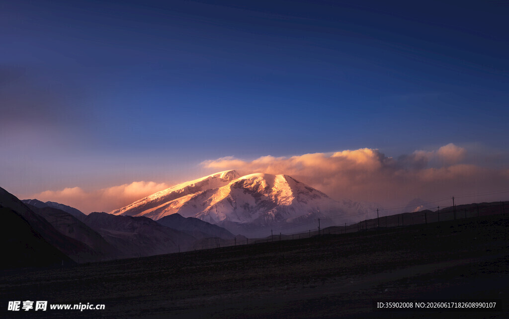 壮丽雪山黄昏美景