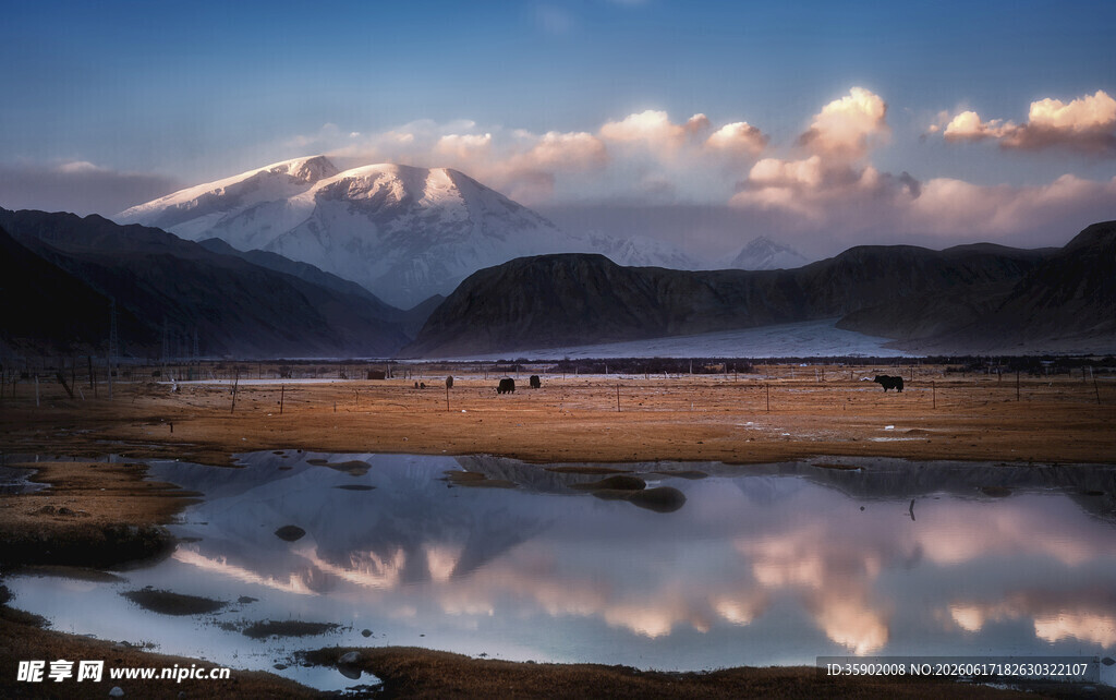 湖畔雪山美景倒映