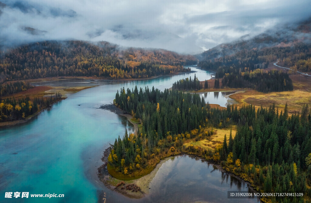 山间蓝河与葱郁森林美景