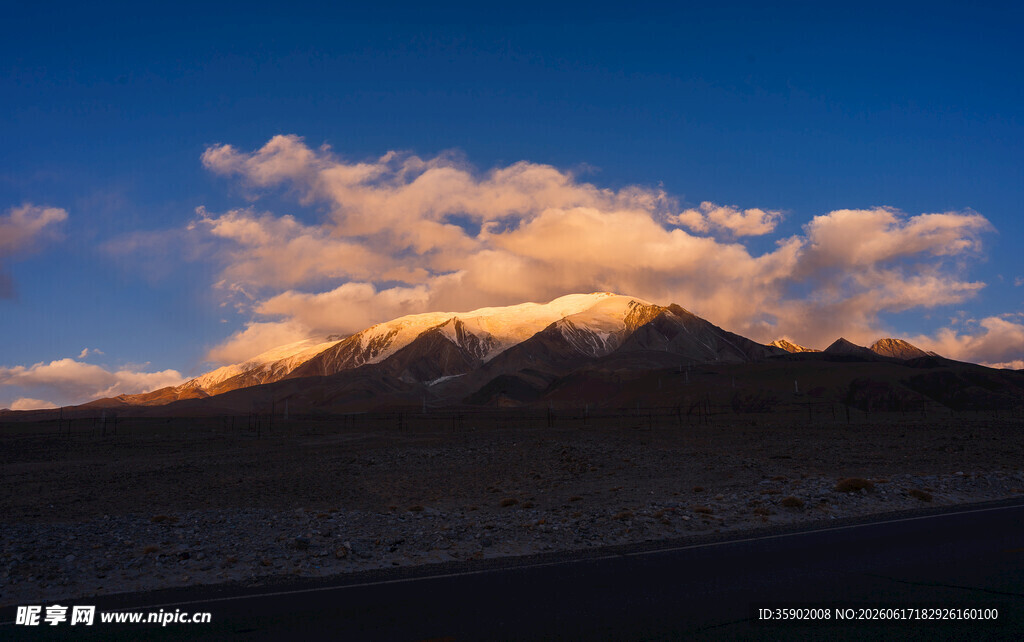 夕阳下的壮丽雪山景观