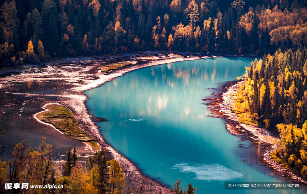 秋日湖畔美景