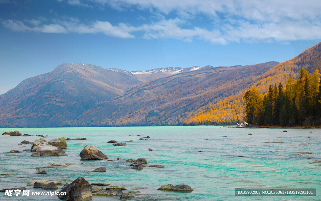 湖畔秋色山水相映美景
