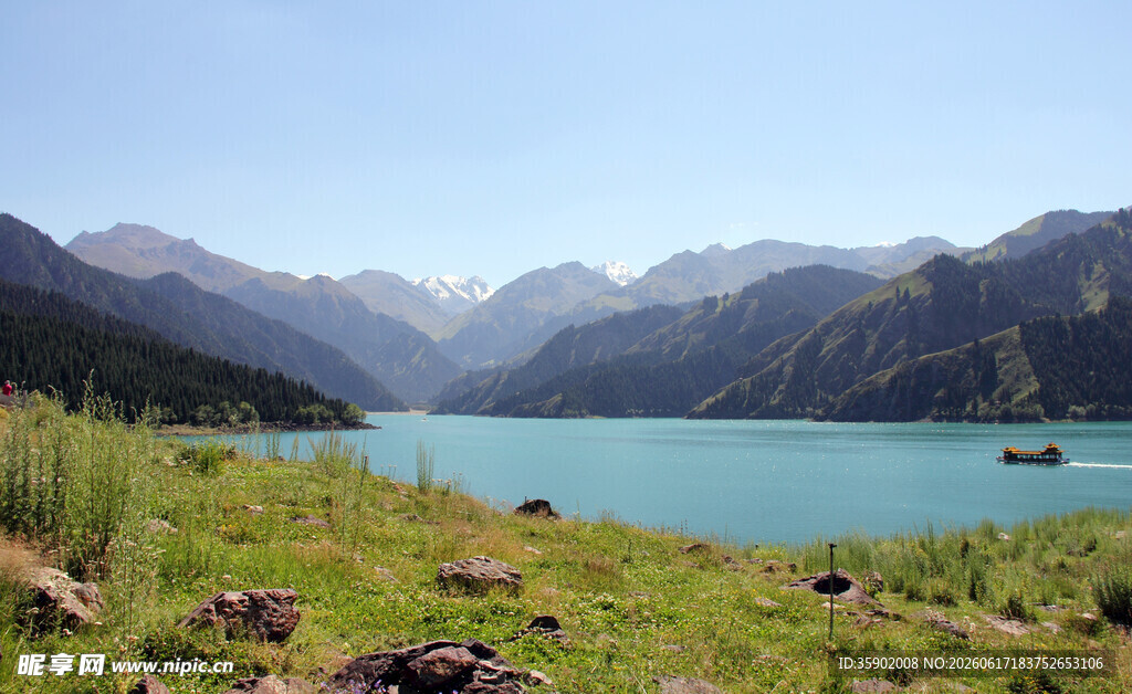 美丽湖景与远山风光