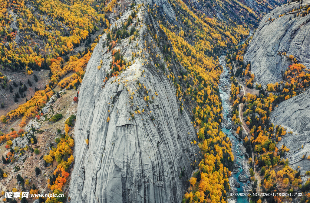秋日山谷中的壮丽岩石景观