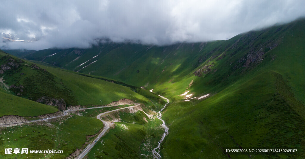 山间绿野溪流美景