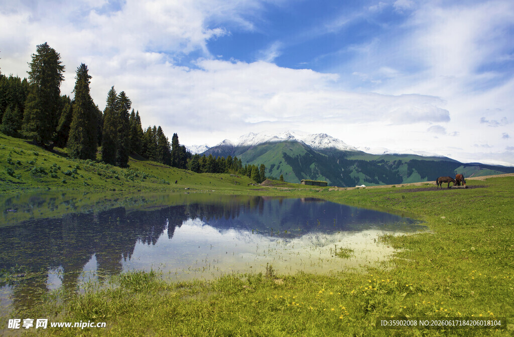 山间湖畔美景
