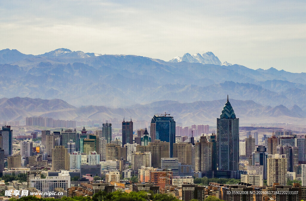 城市天际线与远处山脉景观