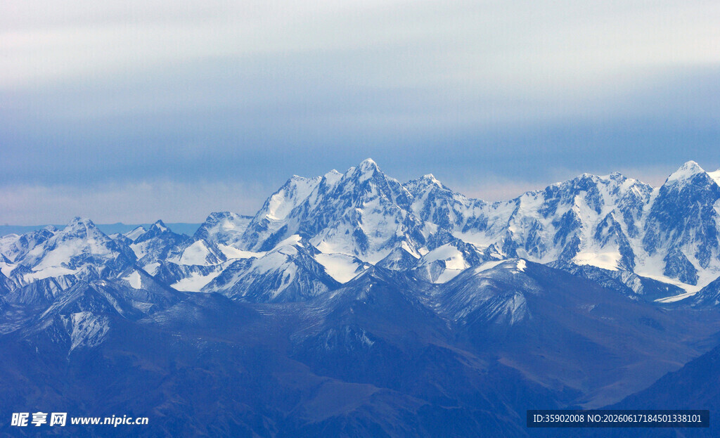 壮丽雪山景观图