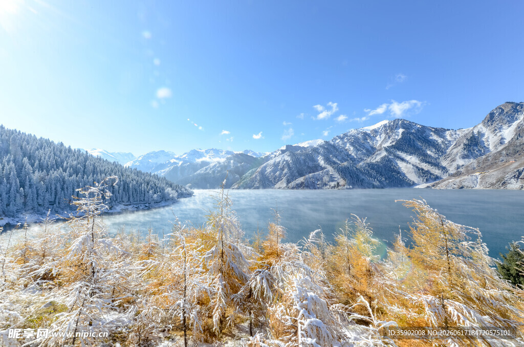 雪山湖畔的壮丽冬日风光