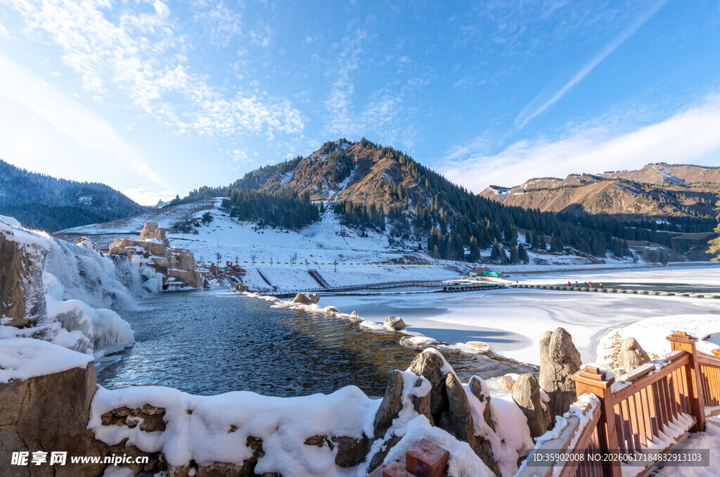 冬日雪景中的山水景观