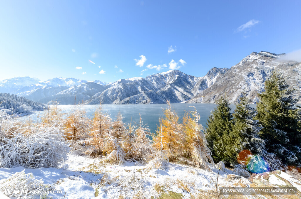 冬日雪山湖畔美景