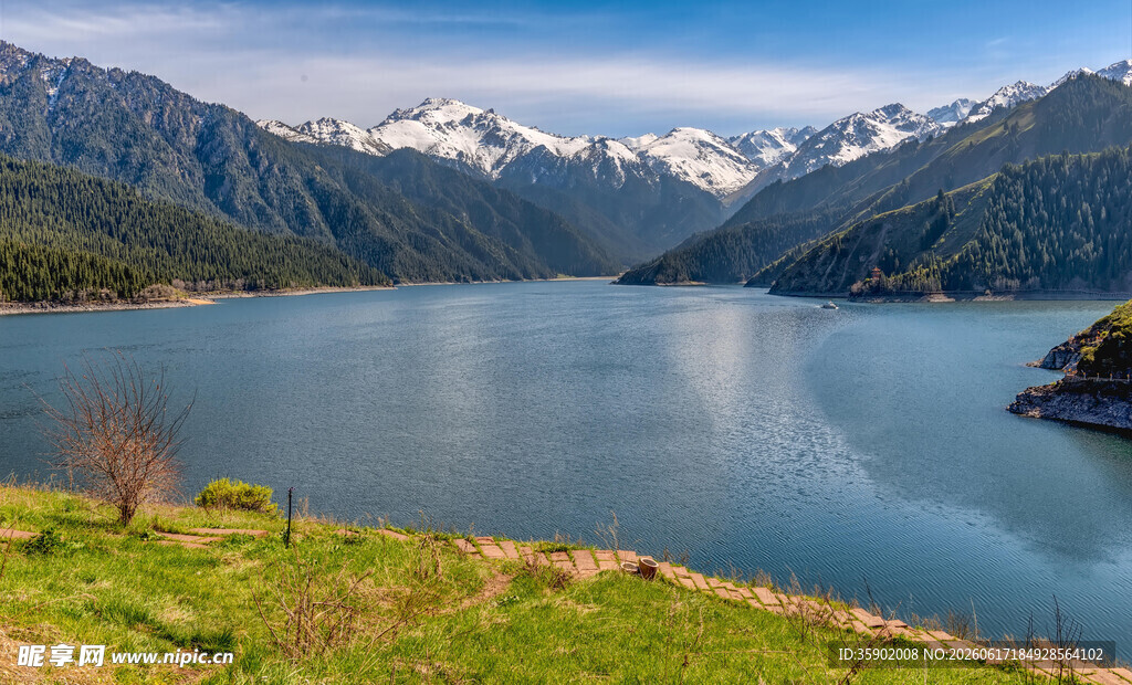 高山湖畔美景