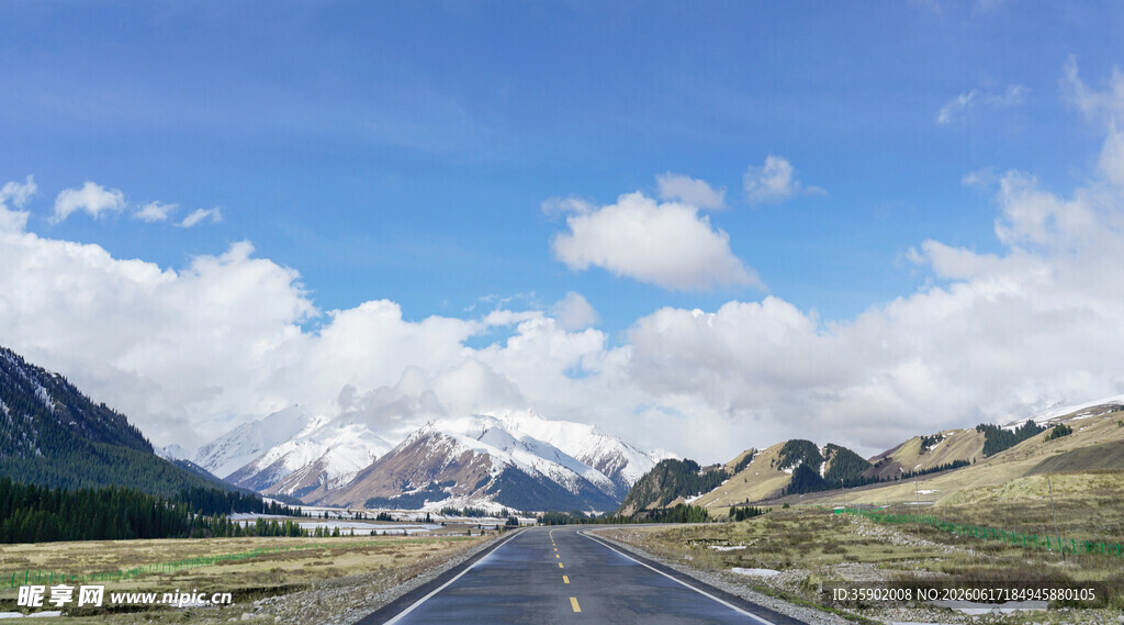 公路伸向远方的壮美风景