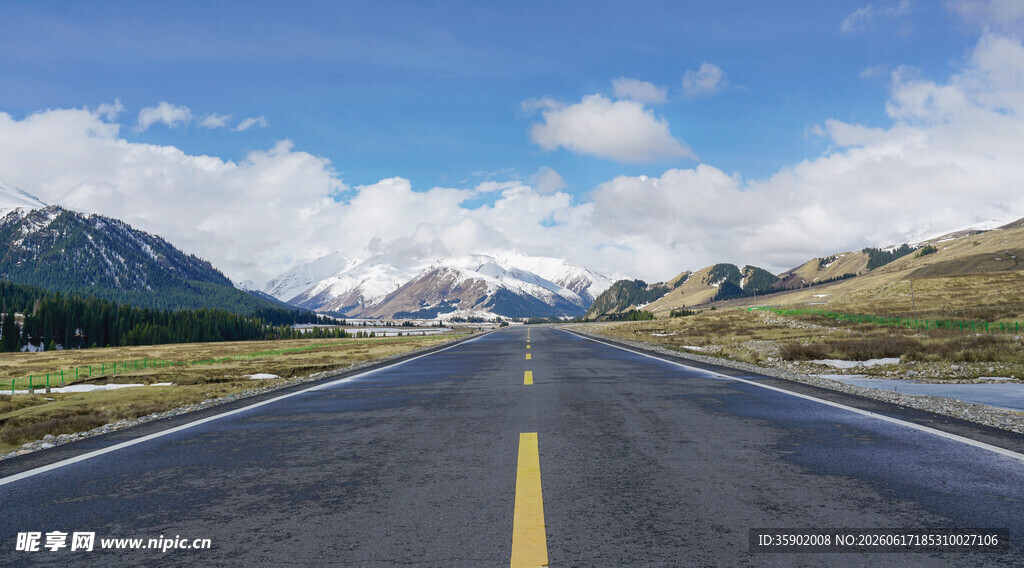 宽阔公路通向远方山脉