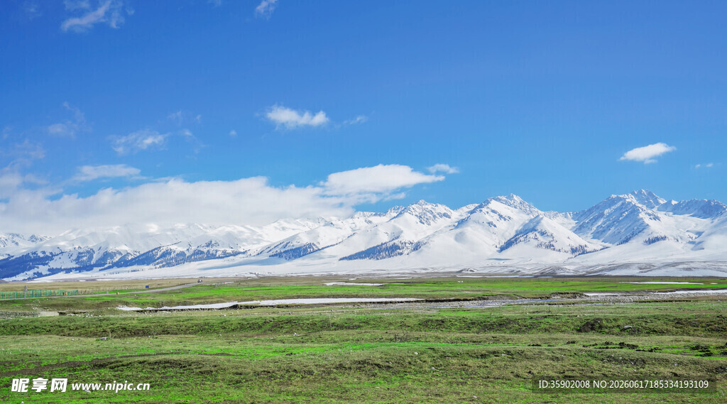 草原雪山美景