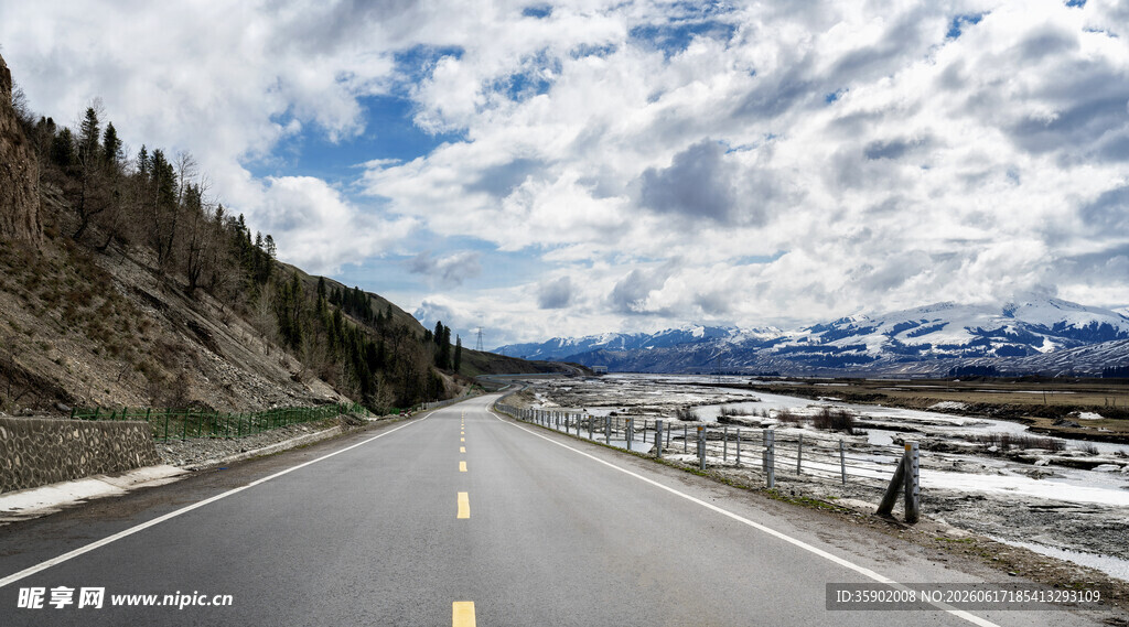 公路伸向远方的壮美风景