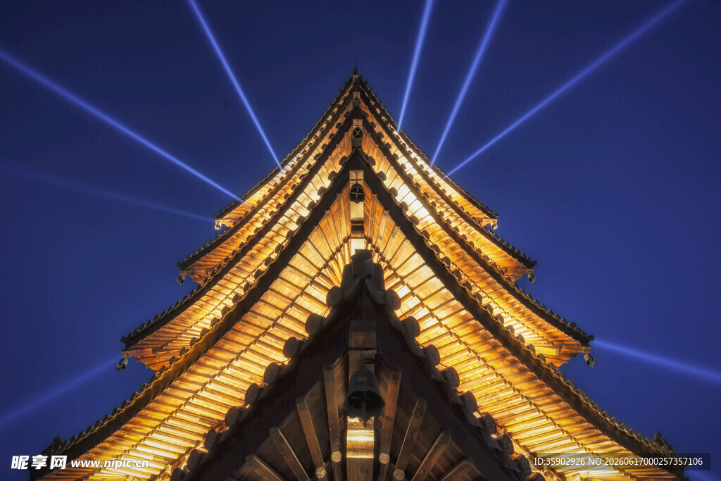夜幕下的璀璨黄金塔