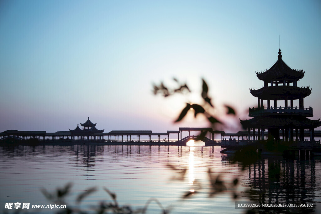 湖畔古亭倒影黄昏美景