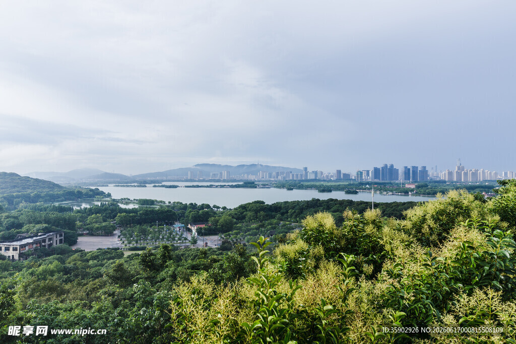 傍晚宝界山林公园城市风景 
