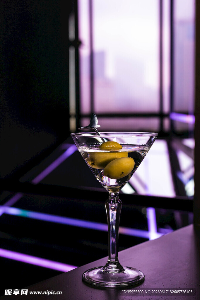 酒吧中的精致马天尼酒杯