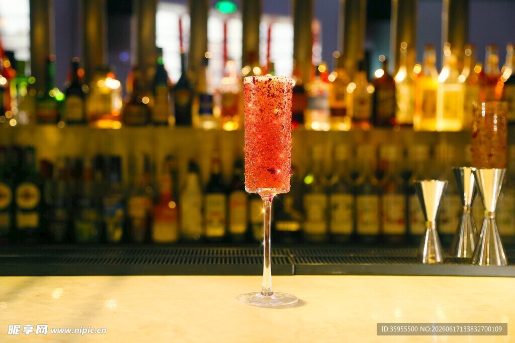 酒吧台的精致红色鸡尾酒