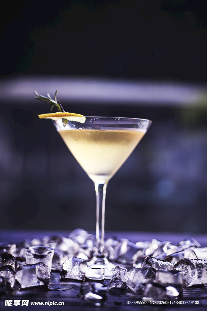马天尼鸡尾酒配碎冰