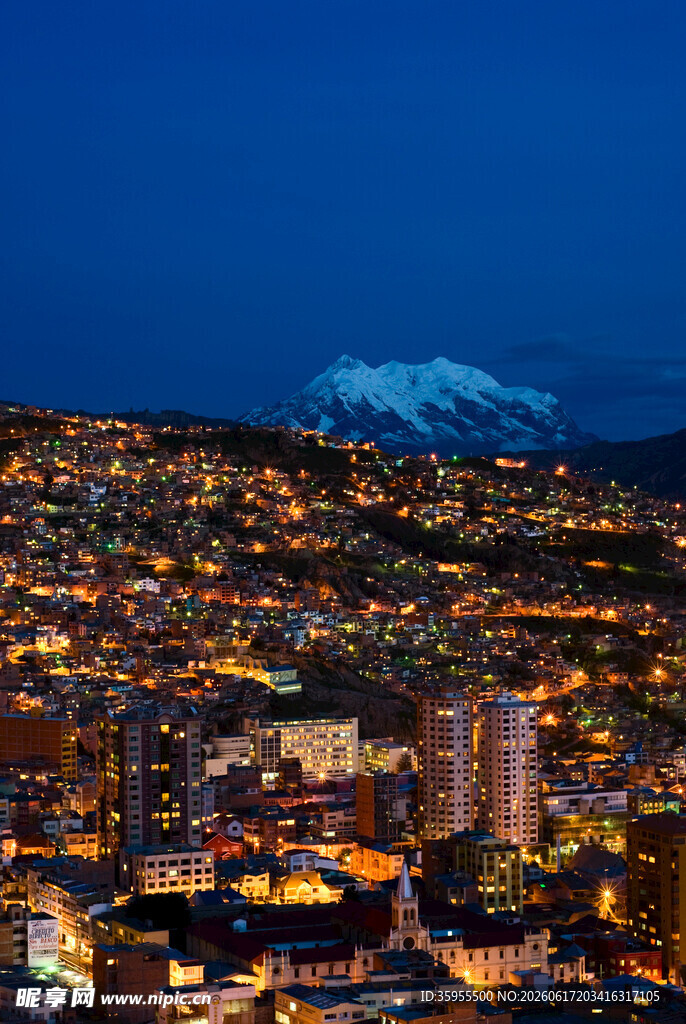 山城夜景与远处雪山风光