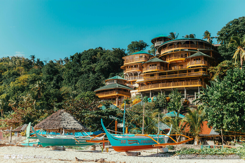 海边特色建筑与彩色船只