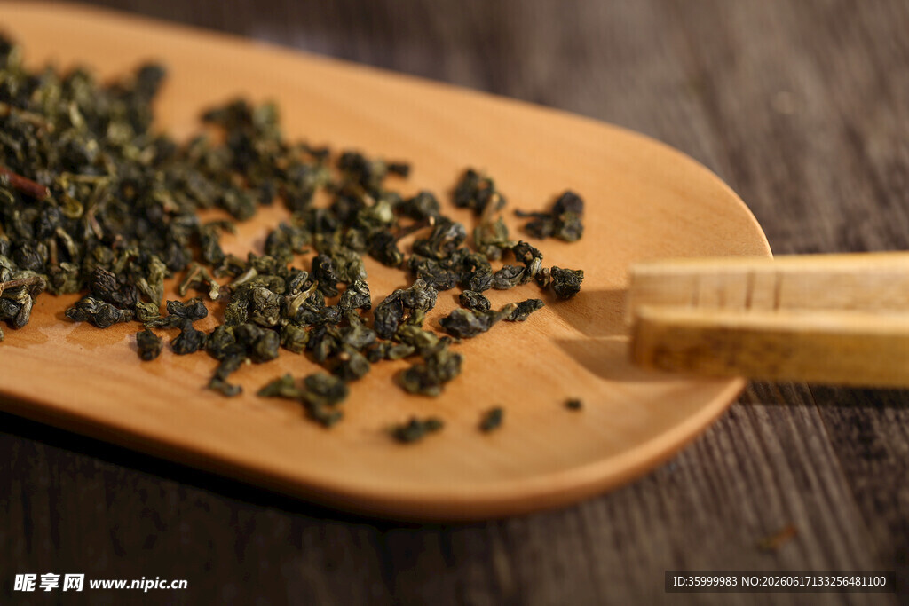 木制托盘上的新鲜茶叶