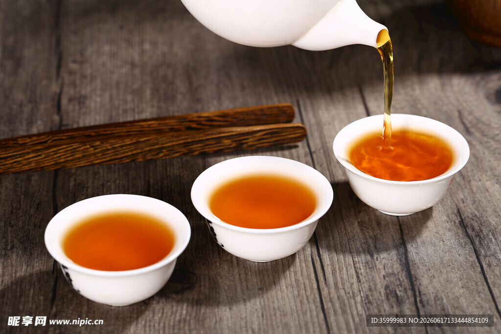 茶壶倒茶入三杯瓷盏