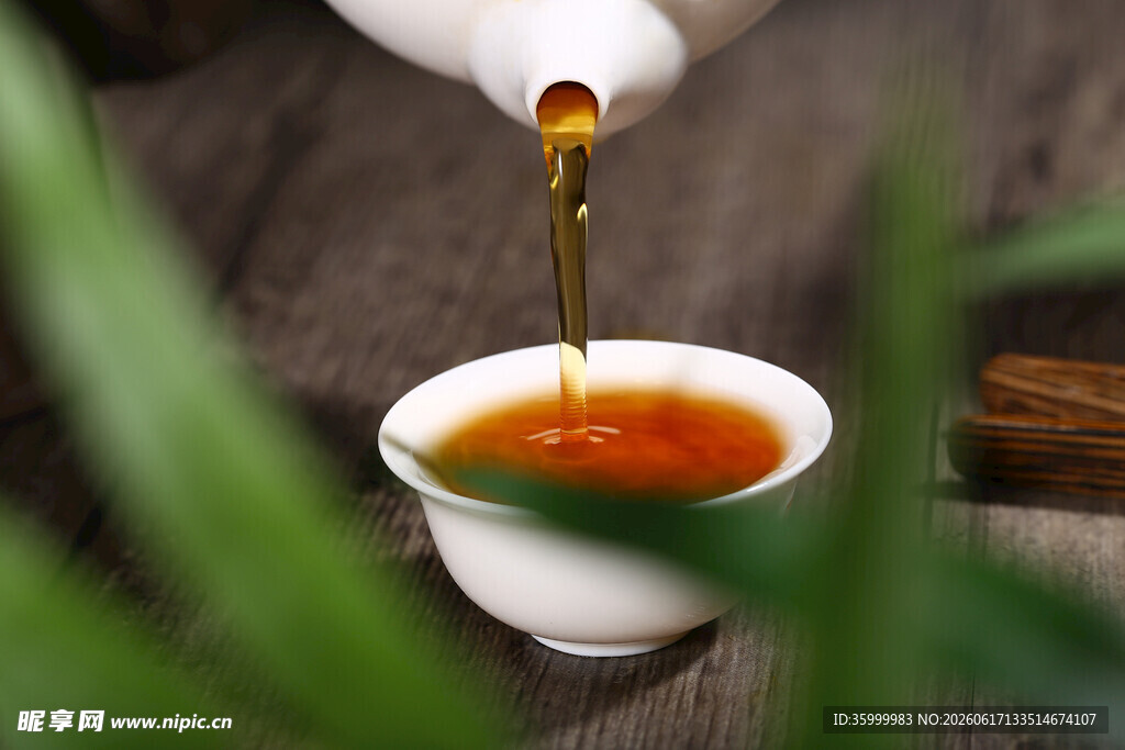 茶壶倾茶入白瓷杯
