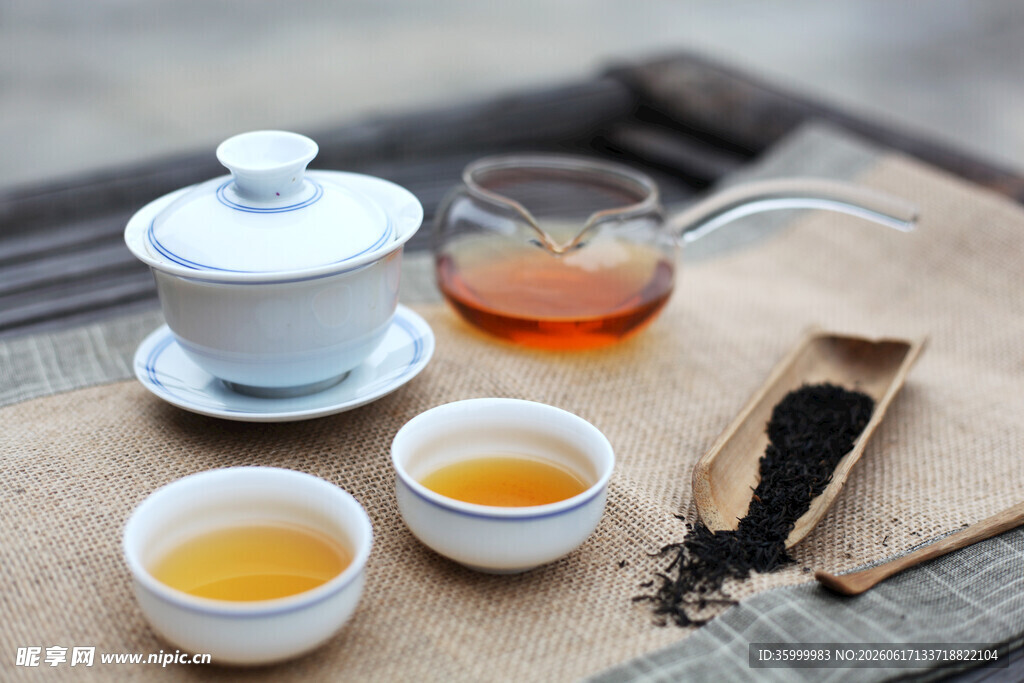 中式茶具与两杯香茗