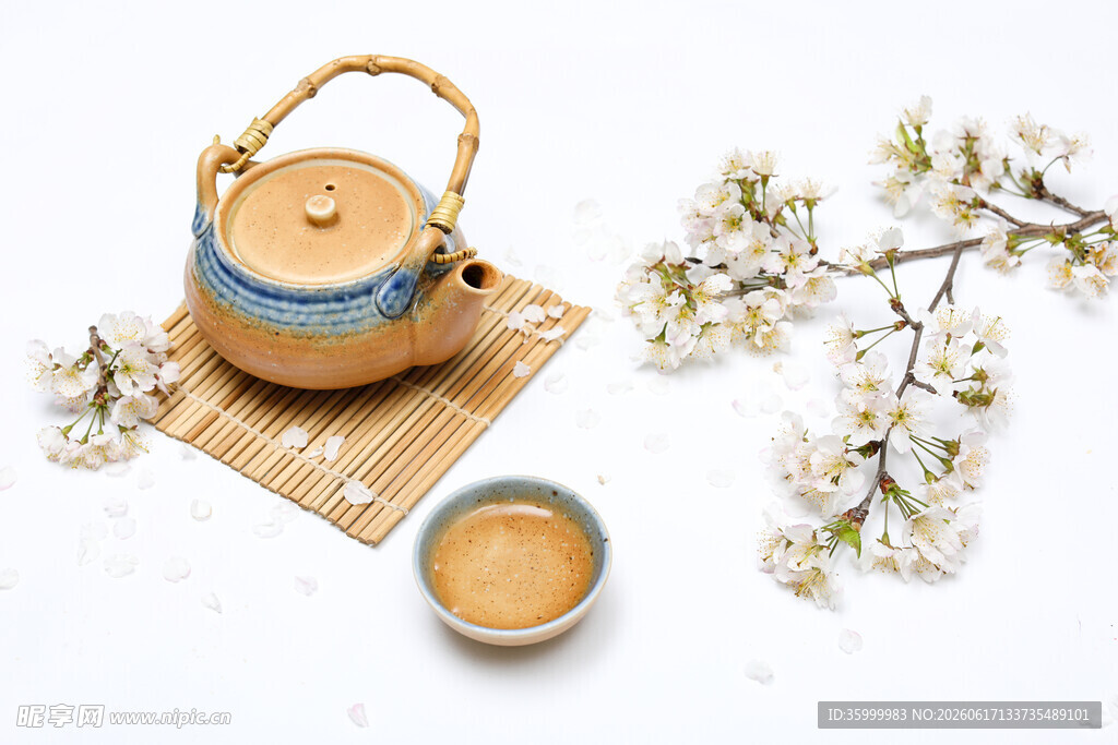 春日茶具与绽放花枝