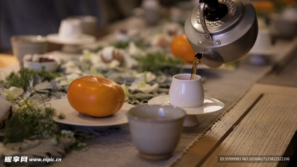 精致餐桌布置展现美食氛围