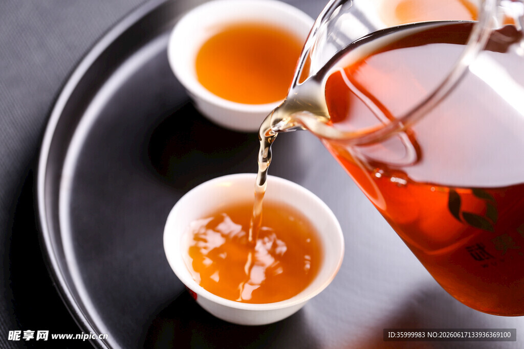 茶壶倒茶入杯瞬间