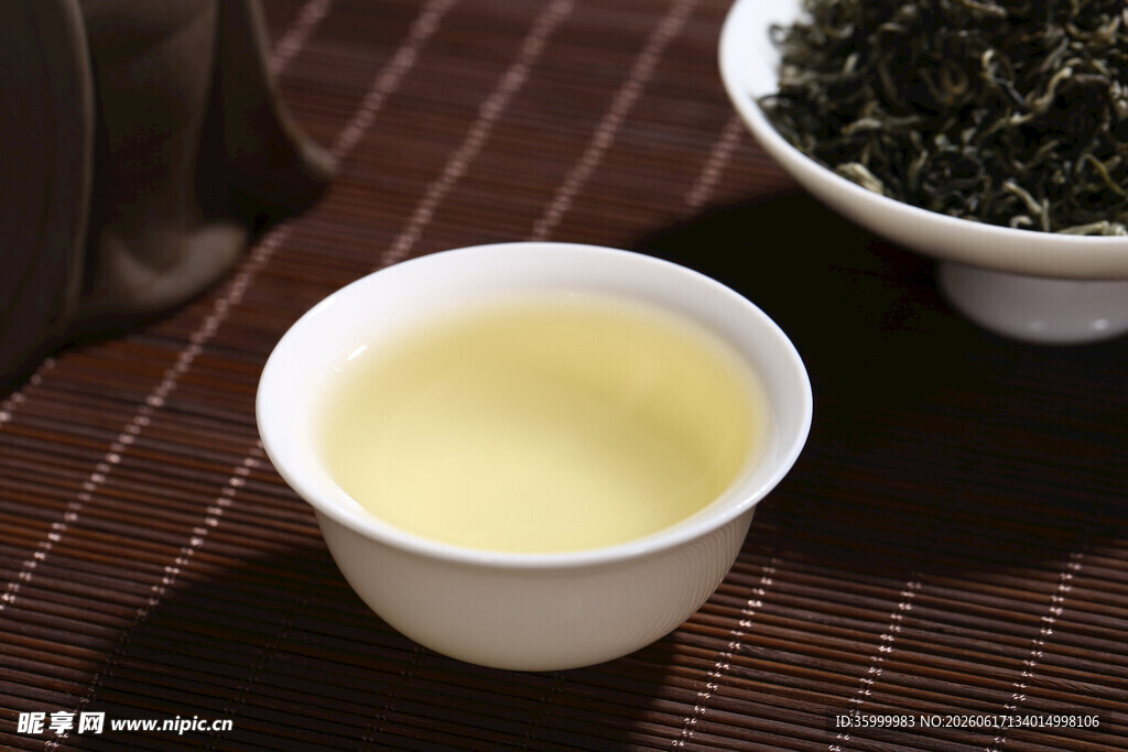 品茗时光清香绿茶一杯