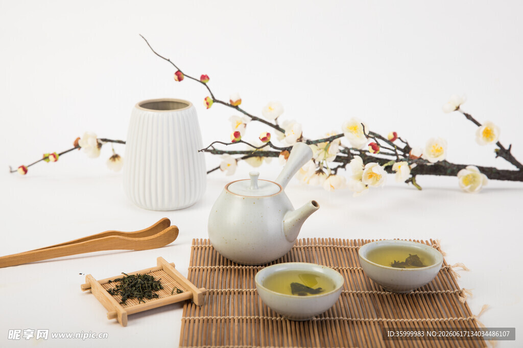 中式茶具与春日花枝组合