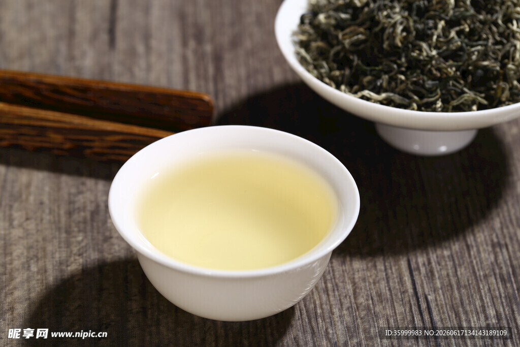 清香绿茶品味闲适时光
