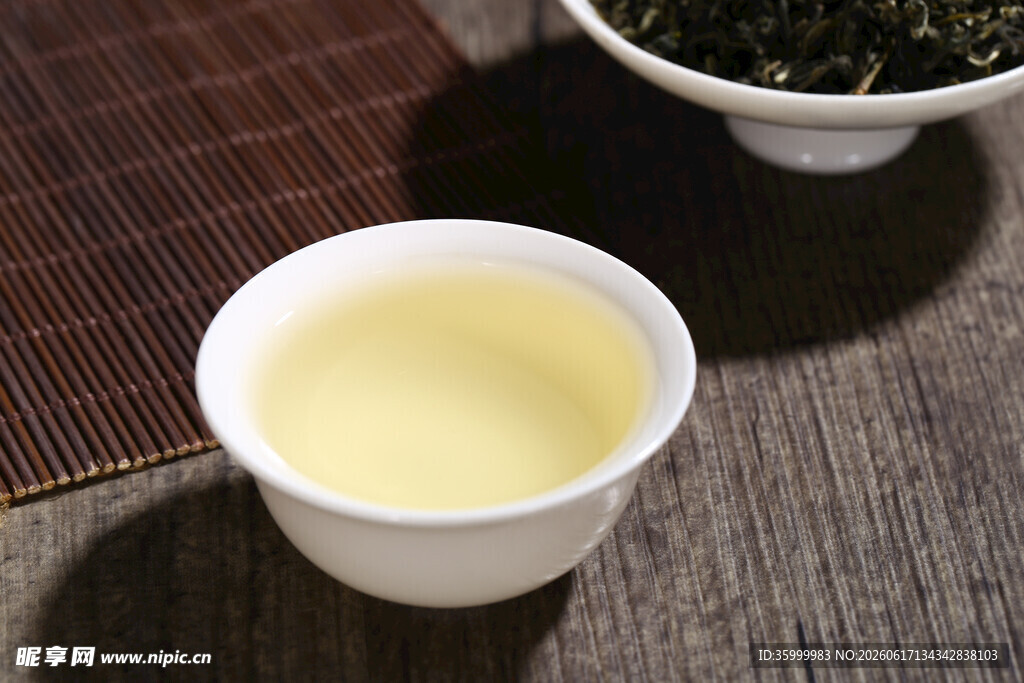 清香绿茶杯中淡雅茶饮