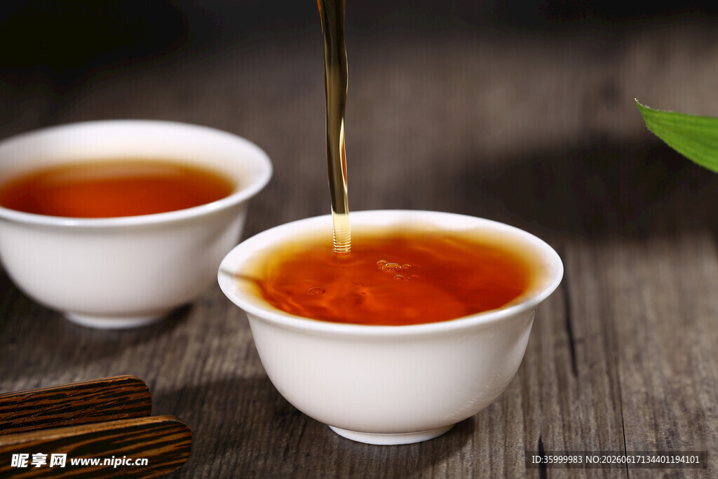 两杯热茶正被缓缓斟入