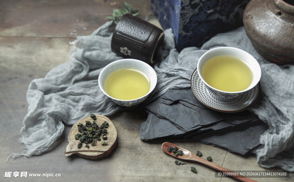 中式茶具与两杯香茗