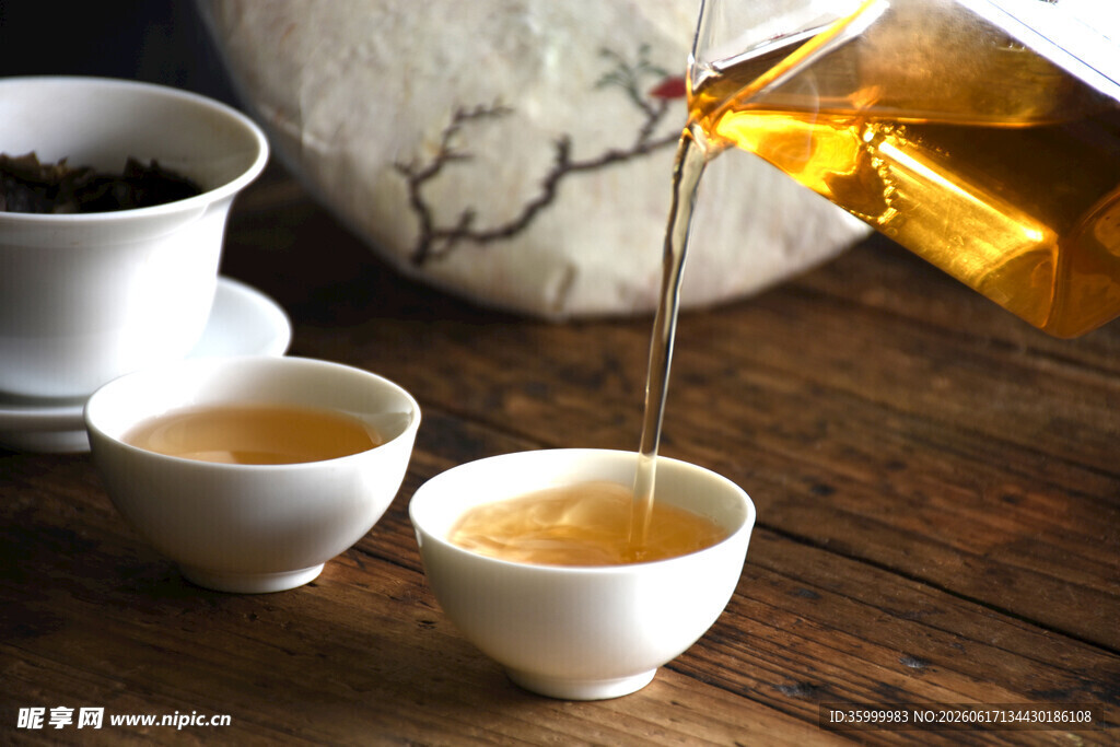 茶壶倒茶入杯茶香四溢