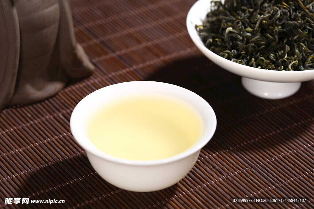 品茗时光杯中淡雅茶汤