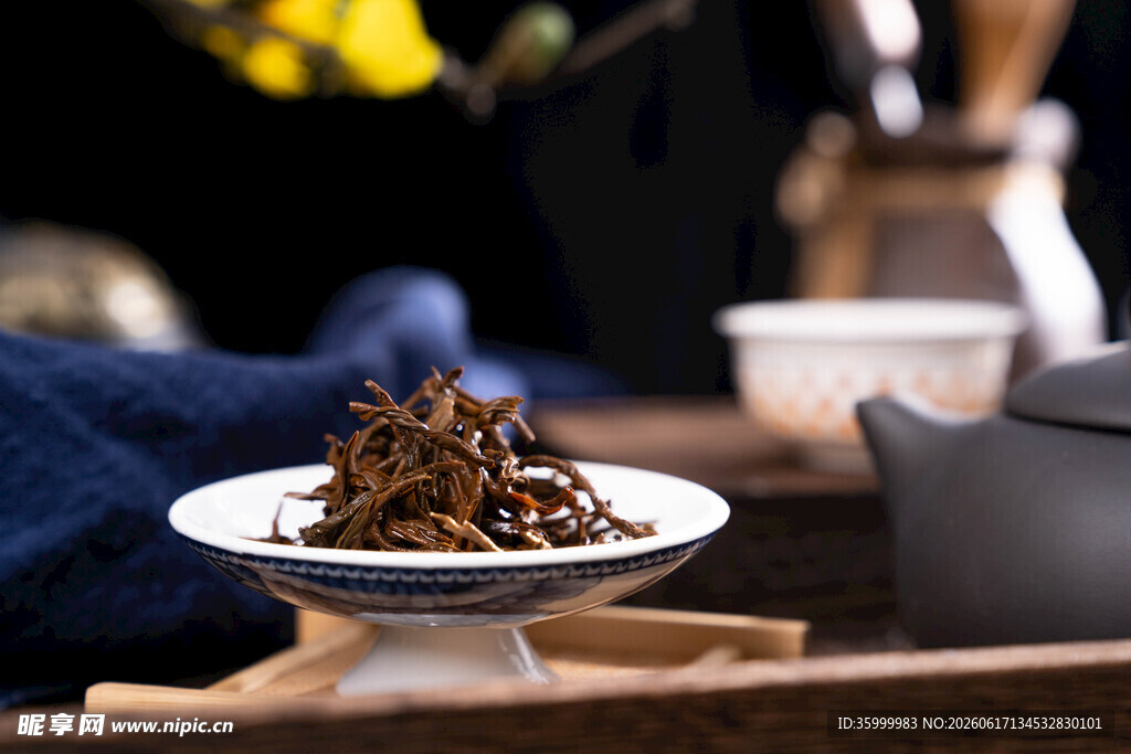 传统中式茶点摆放在茶具旁