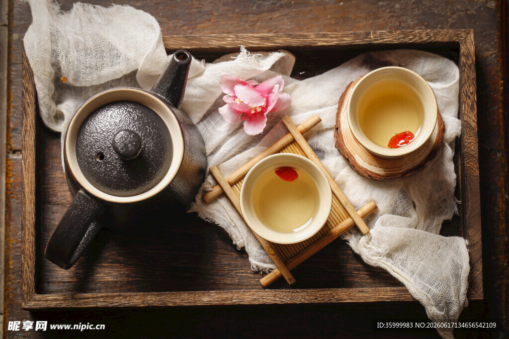 中式茶具与两杯热茶