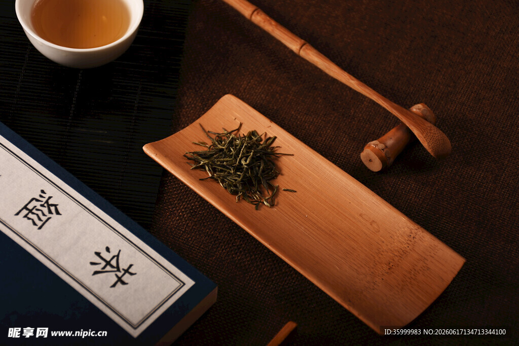 中式茶韵古朴茶具与茶叶