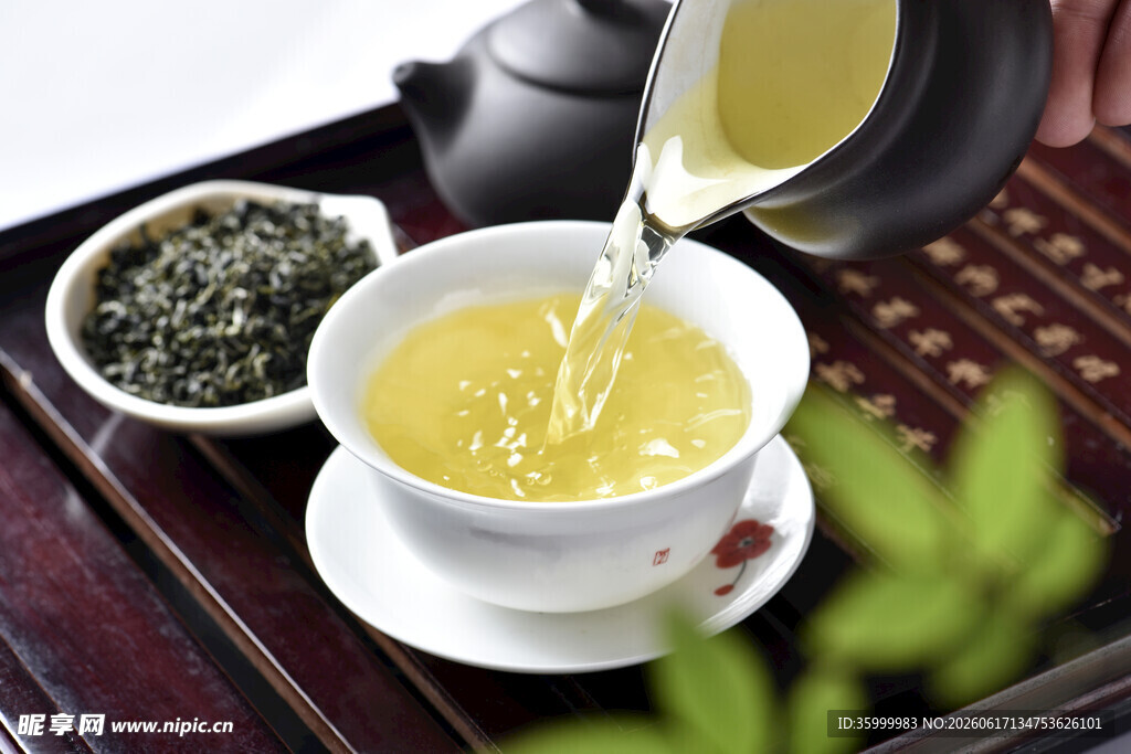 茶壶倒茶杯中茶汤金黄