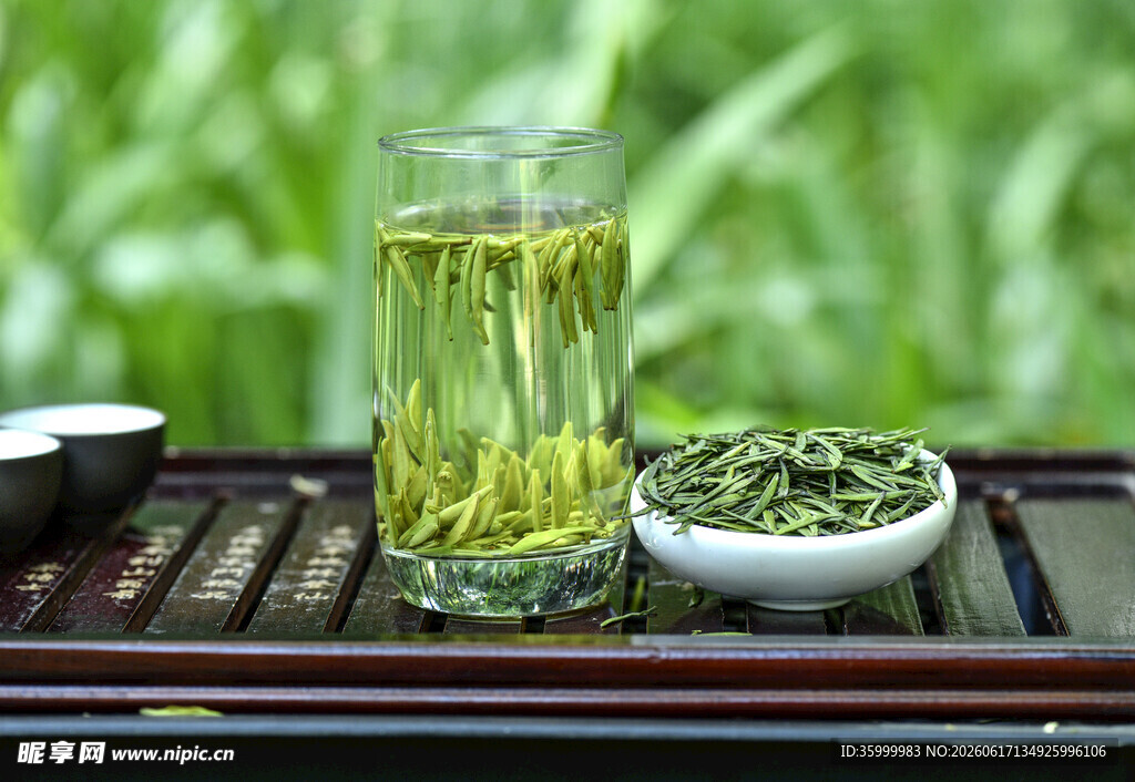 玻璃杯中泡着的嫩绿茶叶