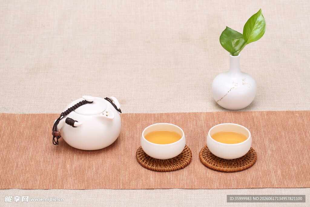 日式茶具与清新绿植组合